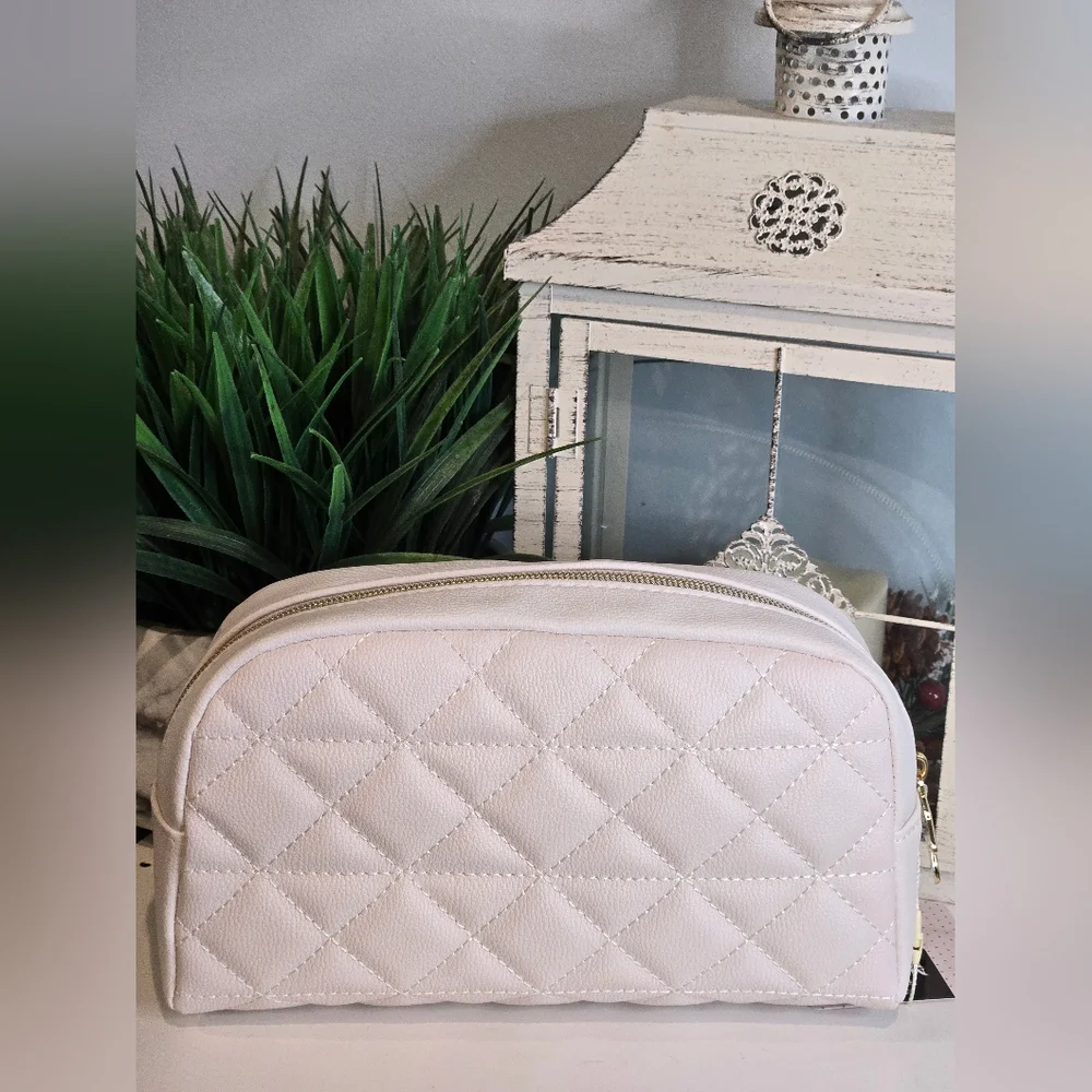 Disney Minnie Mouse Quilted Cosmetic Bag - Picture 4 of 6